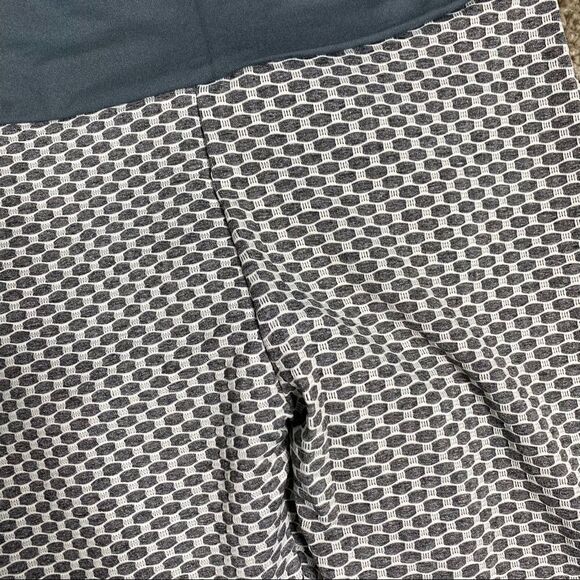 Butt Scrunch Gray Leggings - Picture 6 of 6